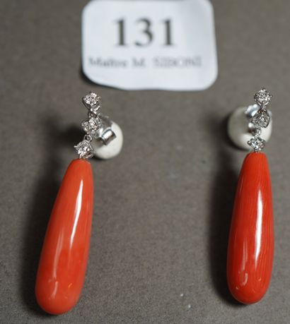 null 131- Pendants d'oreilles en or gris 18K sertis d'une ligne de trois diamants...