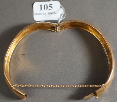 null 105- Bracelet articulé en or jaune à décor de losanges Pds : 14,85 g
