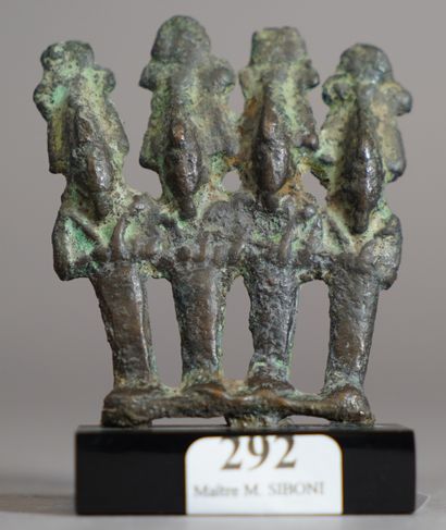 null 292- Statuette rassemblant quatre Osiris-plaquettes Bronze à patine marron EGYPTE,...