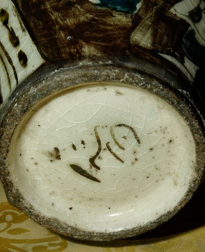  3- Vase en céramique à décor de personnages Moyen Orient Choc au col. H : 29 cm
