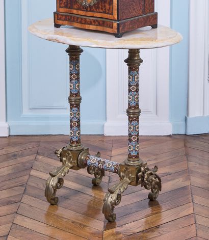 null 43- Table de salon ovale, le piètement à colonnes en bronze et émaux cloisonnés...