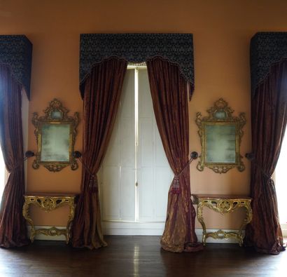 null 151- Sept paires de rideaux en tissu damassé or et bordeaux 380 x 255 cm