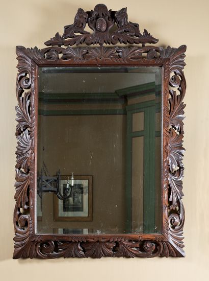 null 84- Miroir biseauté, cadre en bois sculpté à décor de feuilles et animaux Style...