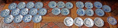  8- Réunion de 24 assiettes en porcelaine de Chine à décors variés en camaïeu bleu....