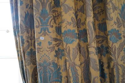 null 141- Deux paires de rideaux en tissu damassé jaune, bleu et doré à décor de...