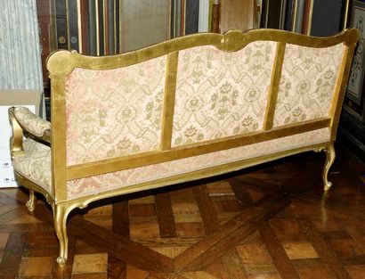null 52- Paire de canapés en bois sculpté et doré Style Régence 92 x 165 x 60 cm