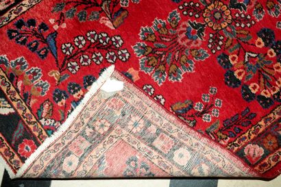 null 22- Hamadan : Tapis galerie fond rouge à décor de fleurs stylisées. 520 x 110...
