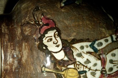 null 3- Vase en céramique à décor de personnages Moyen Orient Choc au col. H : 29...