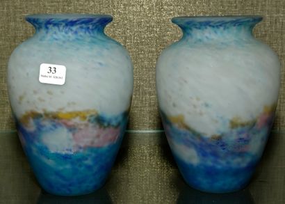 null 33- MULLER FRERES - Lunéville : Paire de vases en verre multicouches à décor...