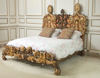 70- Important lit en bois richement sculpté...