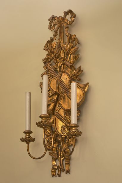 null 49- Paire d'appliques à trois lumières en bois sculpté et métal dorés à décor...