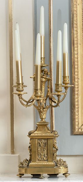 null 110- Paire de candélabres à six branches en bronze doré Seconde moitié du XIXème...