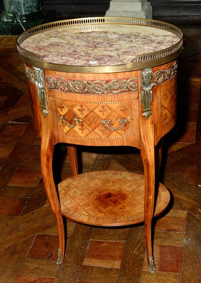 null 55- Table de salon ovale en bois de placage Dessus demarbre (accidenté) Galerie...