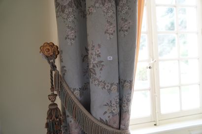 null 142- Deux paires de rideaux en tissu damassé bleu et écru à décor de fleurs...