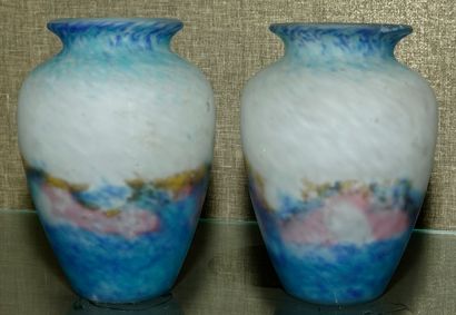  33- MULLER FRERES - Lunéville : Paire de vases en verre multicouches à décor marmoréen...