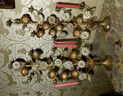  32- Paire de candélabres en métal doré et argenté à décor de fleurs étoilées et...