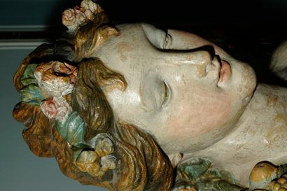  28- Deux bustes de femmes en plâtre. Patinés par Mirta DUBISCHAR (XXème) H : 79...