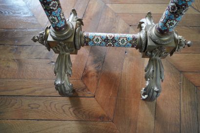  43- Table de salon ovale, le piètement à colonnes en bronze et émaux cloisonnés...