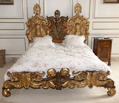 null 70- Important lit en bois richement sculpté laqué et doré, le dosseret sur fond...