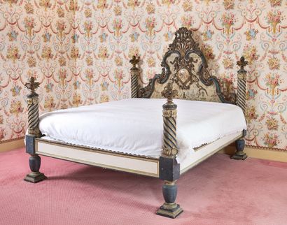 null 113- Important lit en bois sculpté et laqué ITALIE En partie du XVIIIème siècle...