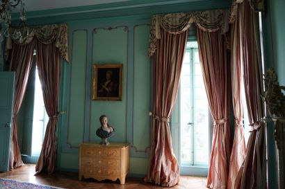 null 152- Trois paires de rideaux en soie à rayures écru, rose et beige._x0001_ 380...