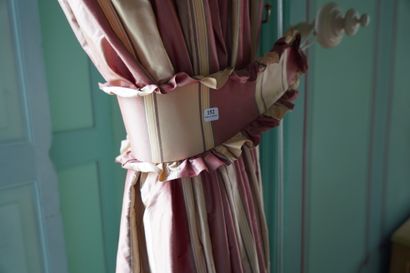 null 152- Trois paires de rideaux en soie à rayures écru, rose et beige._x0001_ 380...