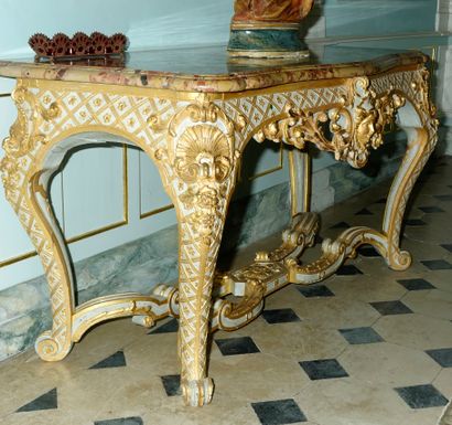 null 23- Importante paire de consoles en bois sculpté, laqué et doré Dessus de marbre...