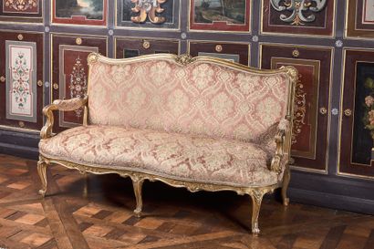 null 52- Paire de canapés en bois sculpté et doré Style Régence 92 x 165 x 60 cm