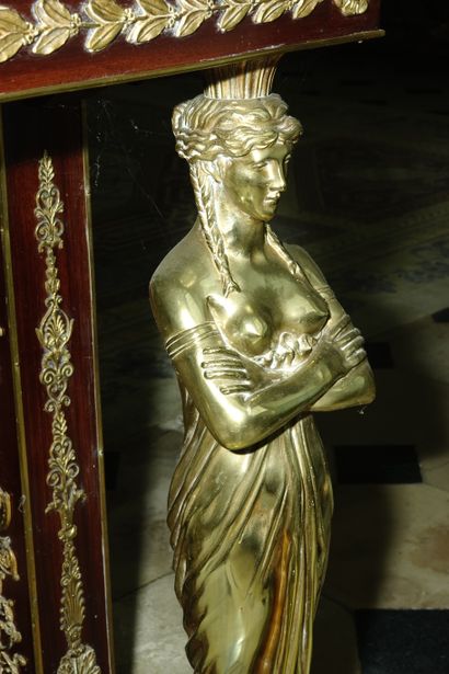 null 26- Table de milieu en acajou à riche décor de bronzes tels que cariatides,...