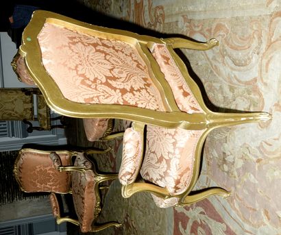 null 
53- Mobilier de salon à dossier plat en bois sculpté et doré, comprenant quatre...