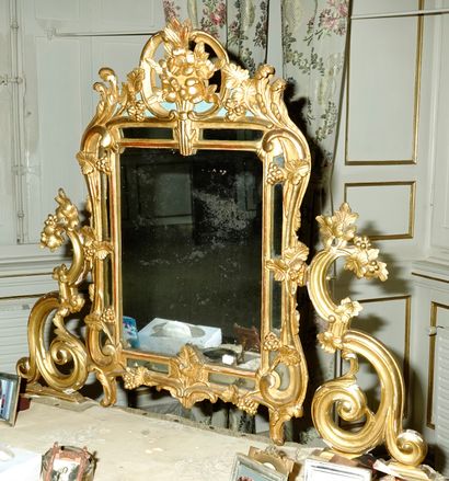 null 74- Miroir en bois sculpté et doré Travail provençal du XVIIIème siècle (quelques...