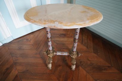 null 43- Table de salon ovale, le piètement à colonnes en bronze et émaux cloisonnés...