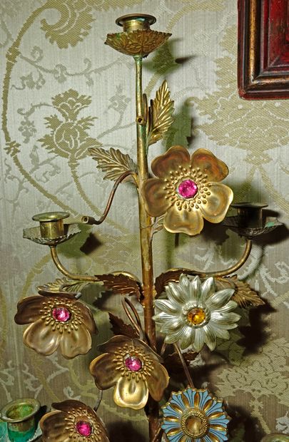  32- Paire de candélabres en métal doré et argenté à décor de fleurs étoilées et...