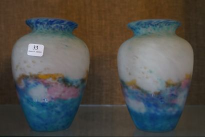  33- MULLER FRERES - Lunéville : Paire de vases en verre multicouches à décor marmoréen...