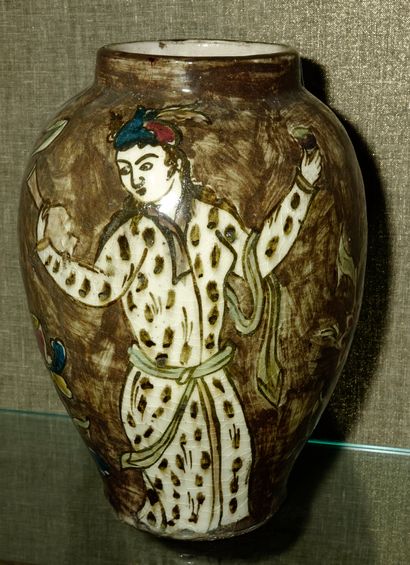  3- Vase en céramique à décor de personnages Moyen Orient Choc au col. H : 29 cm