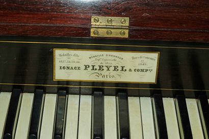 null 98- Ignace Pleyel et Comp. Paris. Piano droit en placage de palissandre, cadre...
