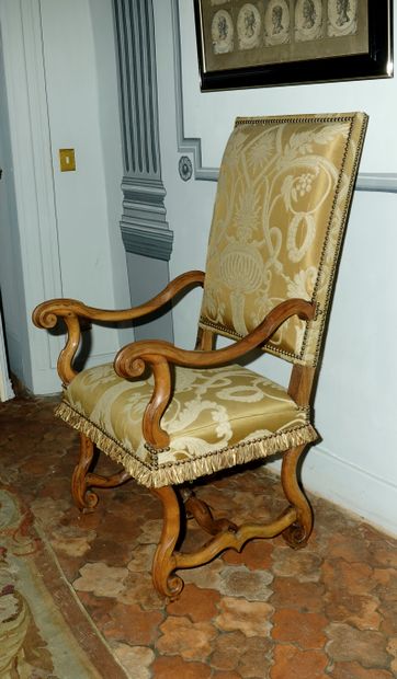 null 96- Suite de six fauteuils en noyer mouluré et nervuré, modèle os de mouton....