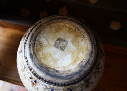  4- Pot couvert en porcelaine craquelée à décor de fleurs. Cachet sous la base. Extrême-Orient....