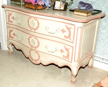 null 69- Commode en bois laqué crème et rechampi rose ouvrant à deux tiroirs StyleLouis...