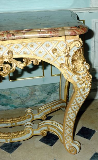  23- Importante paire de consoles en bois sculpté, laqué et doré Dessus de marbre...
