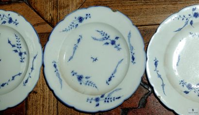 null 8- Réunion de 24 assiettes en porcelaine de Chine à décors variés en camaïeu...