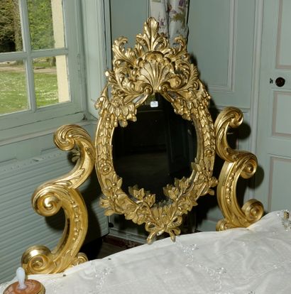null 74- Miroir en bois sculpté et doré Travail provençal du XVIIIème siècle (quelques...
