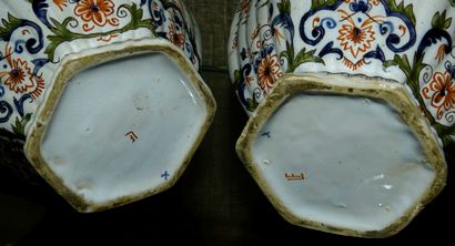 null 5- GENRE DE DELFT Paire de pots couverts en faïence à décor de fleurs et oiseaux....