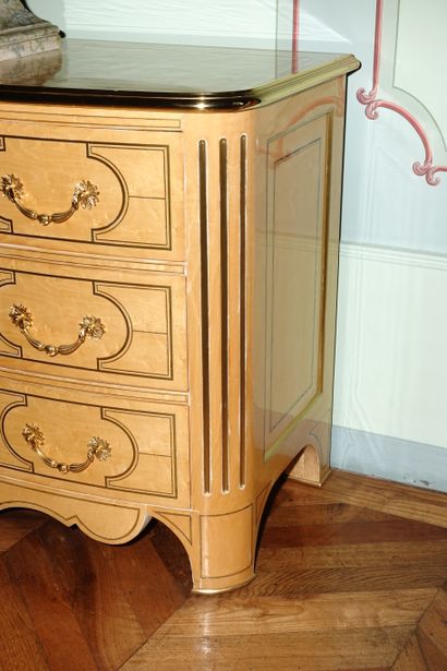 null 92- Commode laquée à trois tiroirs Style Régence 88 x 63 x 45 cm