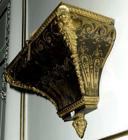 null 73- Cartel et sa console en marqueterie dite de Boulle et décor de bronzes dorés,...