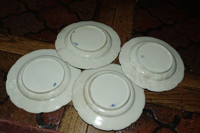null 8- Réunion de 24 assiettes en porcelaine de Chine à décors variés en camaïeu...