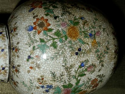null 4- Pot couvert en porcelaine craquelée à décor de fleurs. Cachet sous la base....