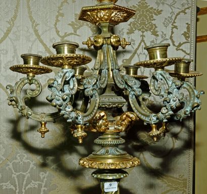  9- Paire de candélabres en bronze doré à six branches Pieds griffes. Seconde moitié...