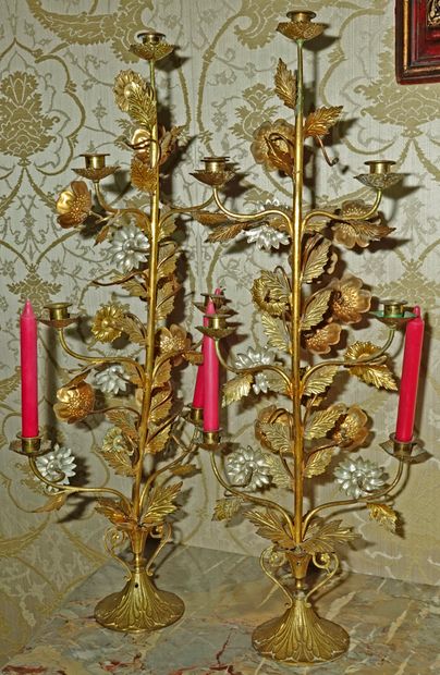 null 32- Paire de candélabres en métal doré et argenté à décor de fleurs étoilées...