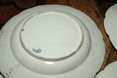  8- Réunion de 24 assiettes en porcelaine de Chine à décors variés en camaïeu bleu....